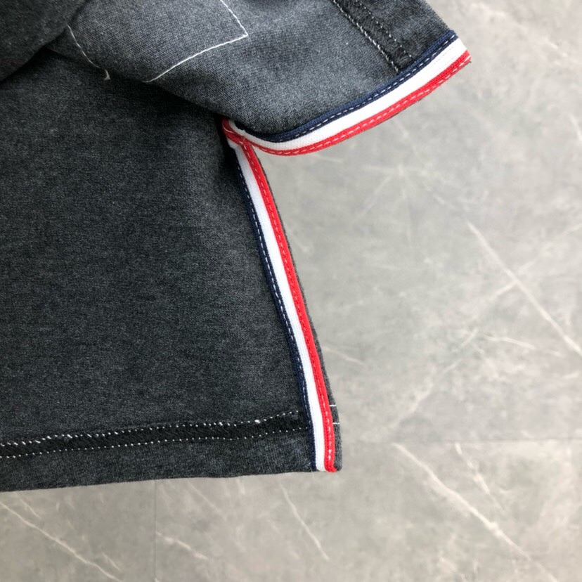 THOM BROWNE 汤姆布朗 TB双拼色明线开衩纯棉短袖圆领T恤 男女同款情侣款\n码数：1-5 颜