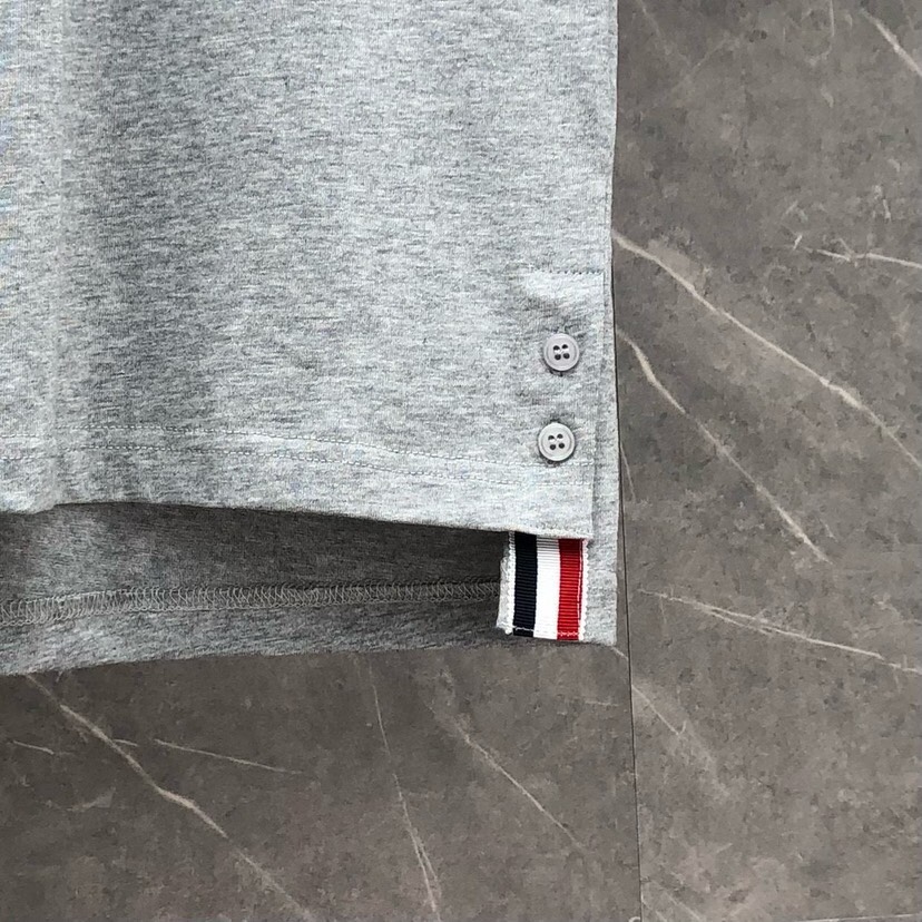 THOM BROWNE 汤姆布朗 TB小白领平纹翻领POLO，短袖翻领T恤Polo衫\n码数：1-5 颜