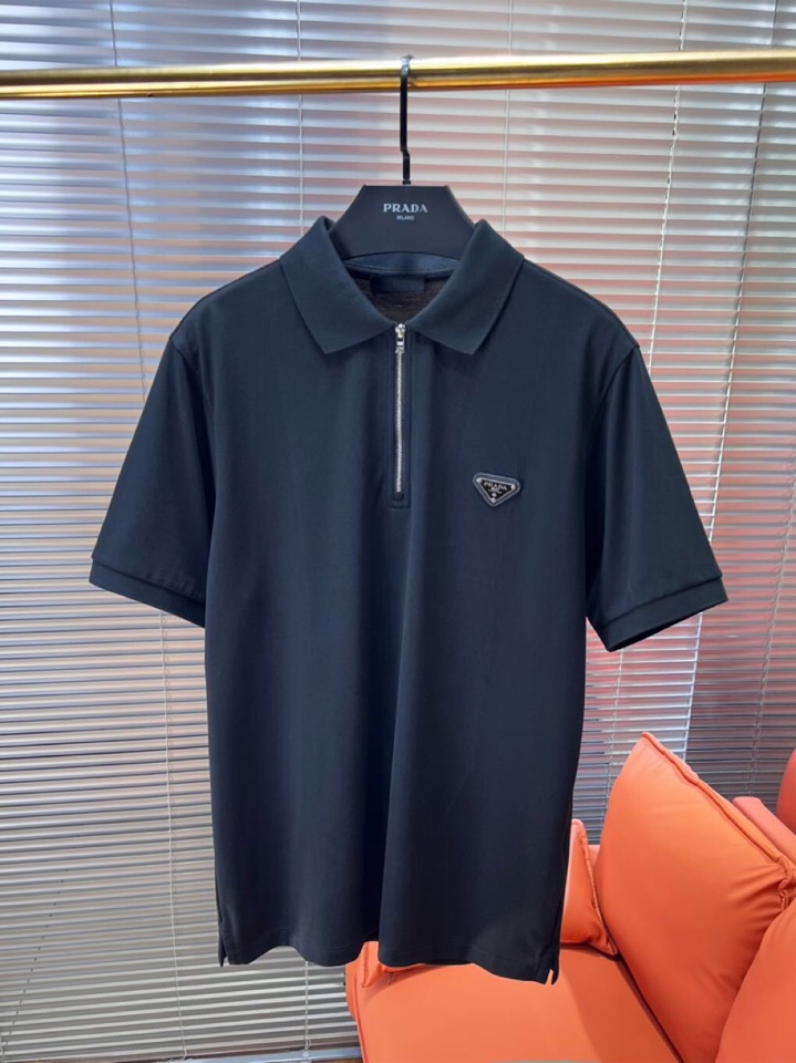 Prada 普拉达 三角标半拉链短袖翻领T恤Polo衫，定制璟绣绮罗棉珠地绸 细腻柔滑 质地紧密且富有弹