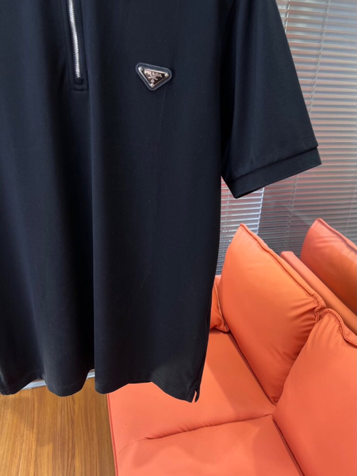 Prada 普拉达 三角标半拉链短袖翻领T恤Polo衫，定制璟绣绮罗棉珠地绸 细腻柔滑 质地紧密且富有弹