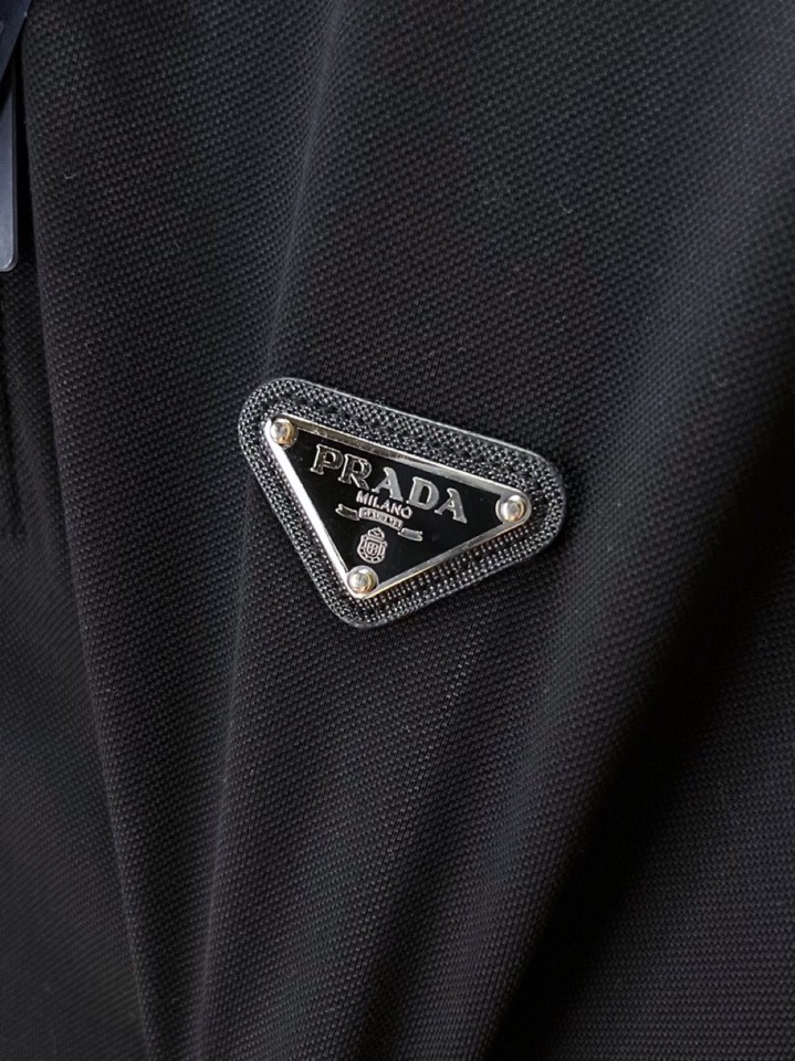 Prada 普拉达 三角标半拉链短袖翻领T恤Polo衫，定制璟绣绮罗棉珠地绸 细腻柔滑 质地紧密且富有弹