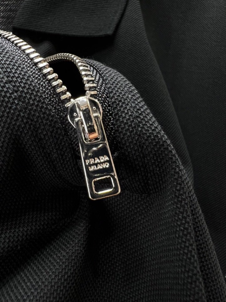 Prada 普拉达 三角标半拉链短袖翻领T恤Polo衫，定制璟绣绮罗棉珠地绸 细腻柔滑 质地紧密且富有弹