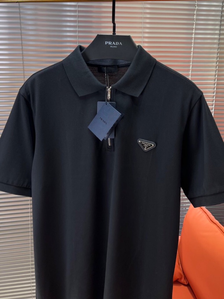 Prada 普拉达 三角标半拉链短袖翻领T恤Polo衫，定制璟绣绮罗棉珠地绸 细腻柔滑 质地紧密且富有弹