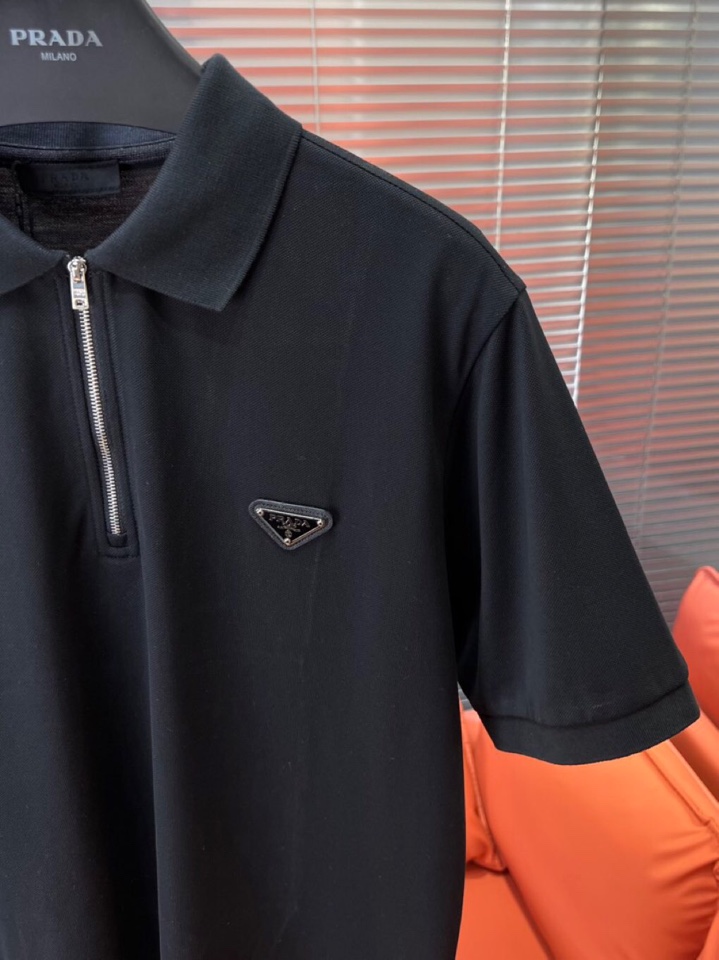 Prada 普拉达 三角标半拉链短袖翻领T恤Polo衫，定制璟绣绮罗棉珠地绸 细腻柔滑 质地紧密且富有弹
