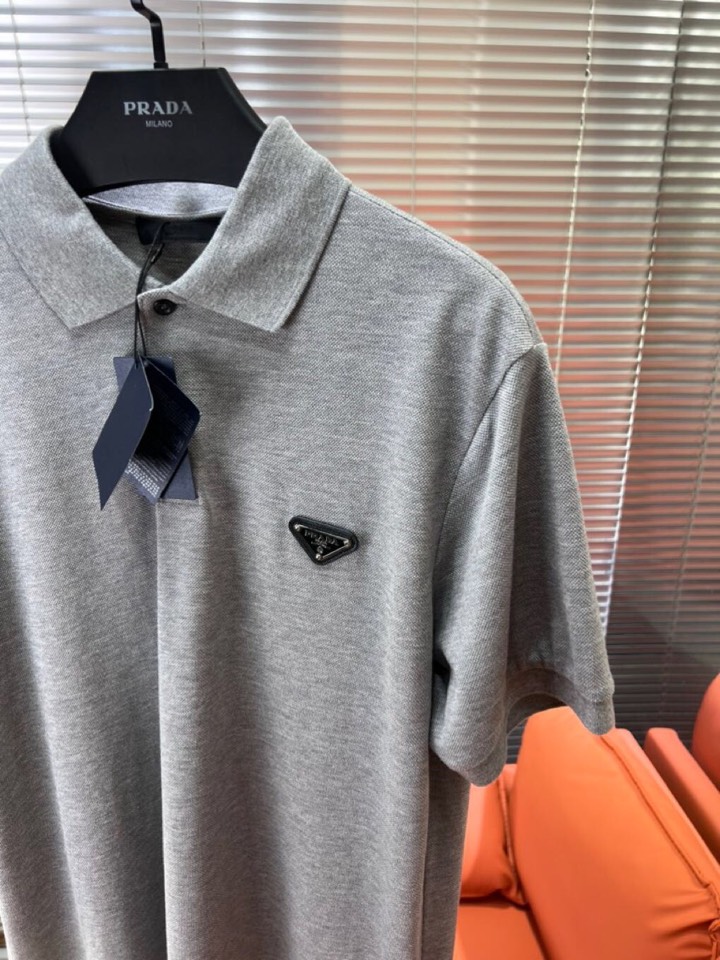 Prada 普拉达三角标短袖翻领T恤Polo衫，原版珠地针织面料，纱线定制定染染面料，定制加厚贝壳扣。还