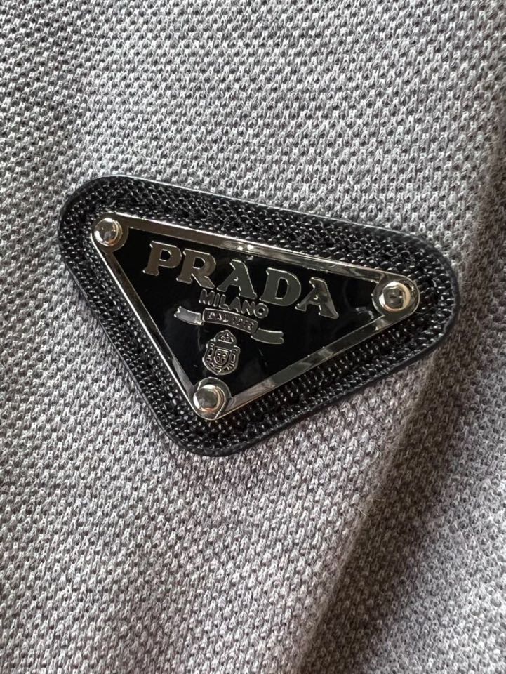 Prada 普拉达三角标短袖翻领T恤Polo衫，原版珠地针织面料，纱线定制定染染面料，定制加厚贝壳扣。还
