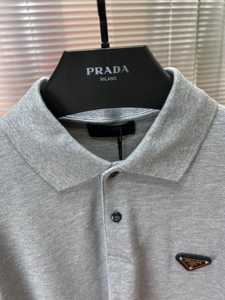 Prada 普拉达三角标短袖翻领T恤Polo衫，原版珠地针织面料，纱线定制定染染面料，定制加厚贝壳扣。还