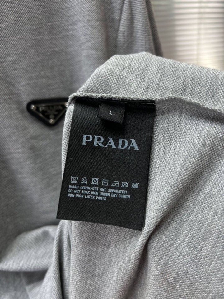 Prada 普拉达三角标短袖翻领T恤Polo衫，原版珠地针织面料，纱线定制定染染面料，定制加厚贝壳扣。还