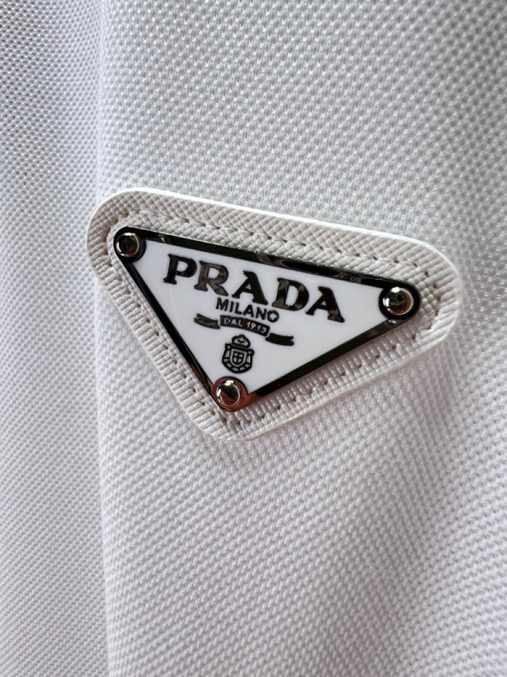 Prada 普拉达三角标短袖翻领T恤Polo衫，原版珠地针织面料，纱线定制定染染面料，定制加厚贝壳扣。还