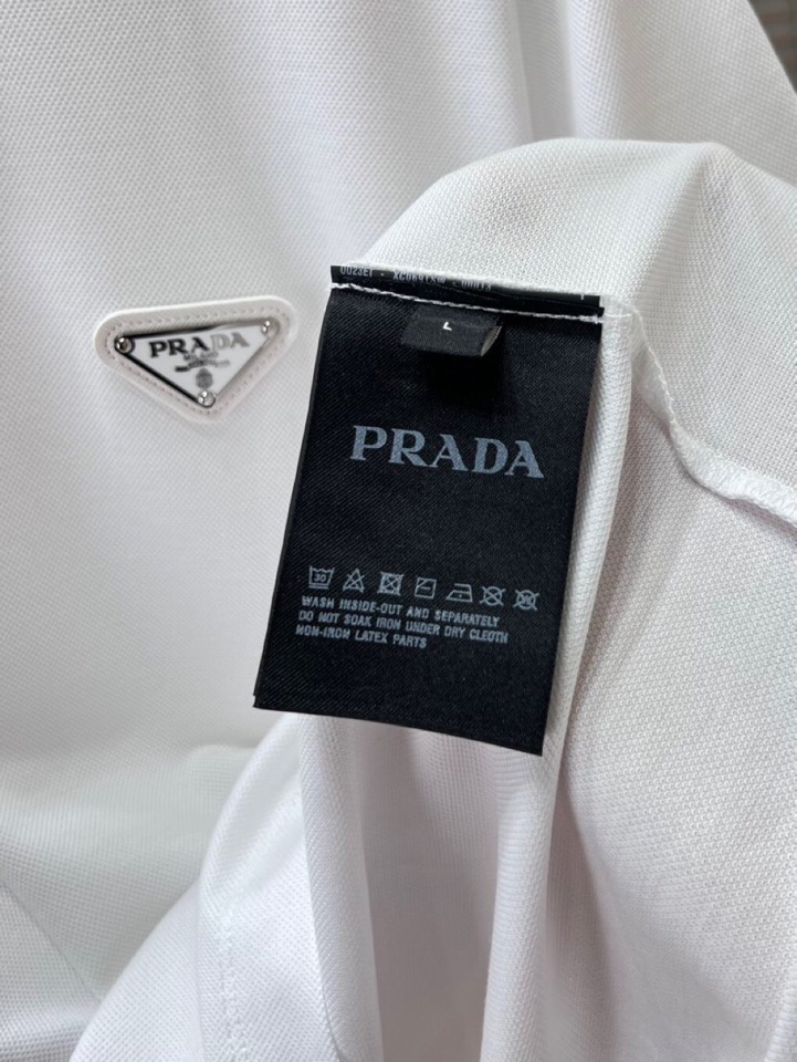 Prada 普拉达三角标短袖翻领T恤Polo衫，原版珠地针织面料，纱线定制定染染面料，定制加厚贝壳扣。还