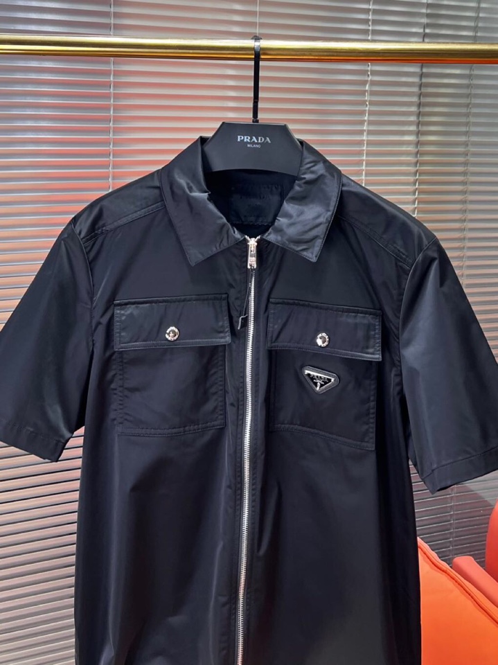 Prada 普拉达 男士三角标短裤连帽套装，原版定制高密度尼龙，面料挺阔立体，松紧系带，精细手工，每一个