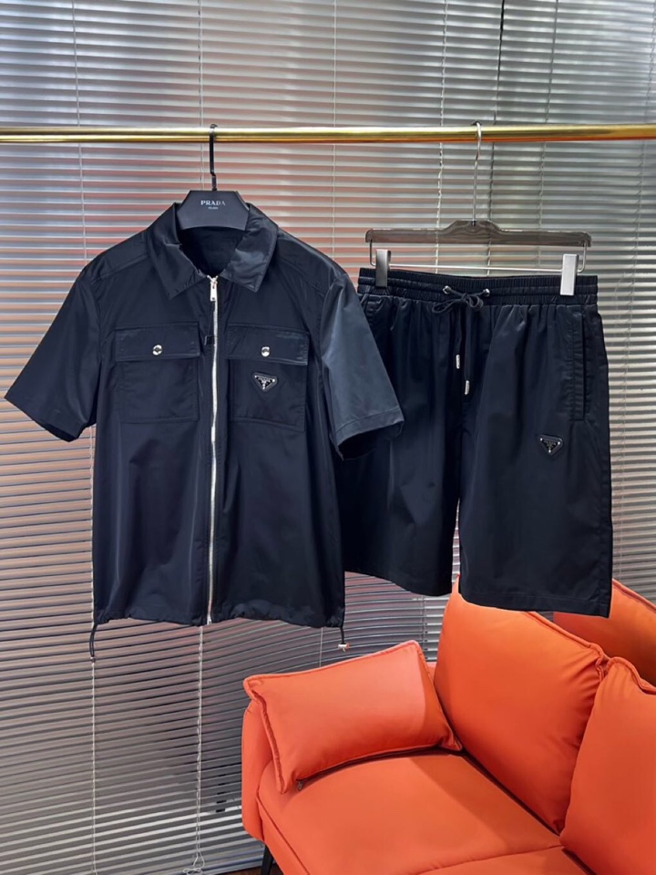 Prada 普拉达 男士三角标短裤连帽套装，原版定制高密度尼龙，面料挺阔立体，松紧系带，精细手工，每一个