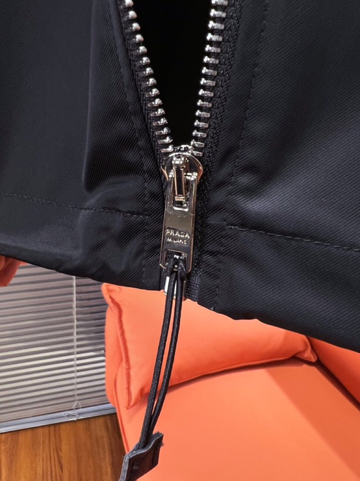 Prada 普拉达 男士三角标短裤连帽套装，原版定制高密度尼龙，面料挺阔立体，松紧系带，精细手工，每一个