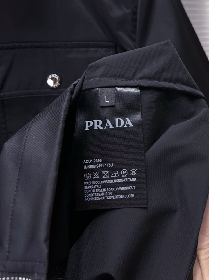 Prada 普拉达 男士三角标短裤连帽套装，原版定制高密度尼龙，面料挺阔立体，松紧系带，精细手工，每一个