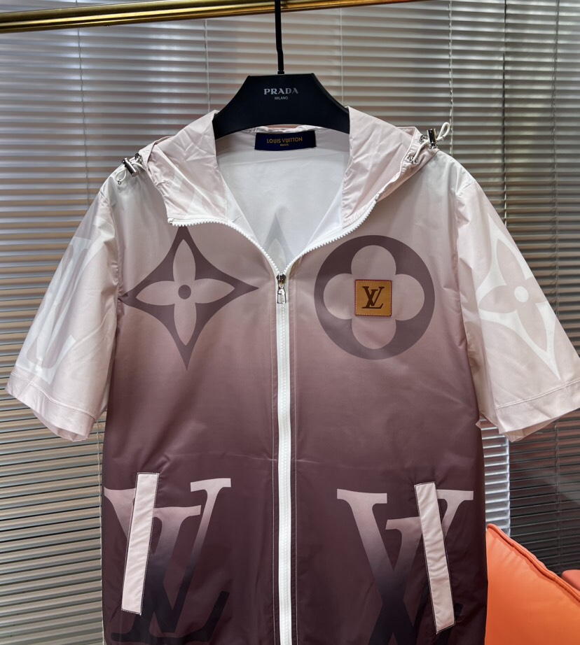 Louis Vuitton 路易威登 Lv 驴牌新款男士数码印花连帽套装，考究的剪裁是品牌工坊精湛工艺的