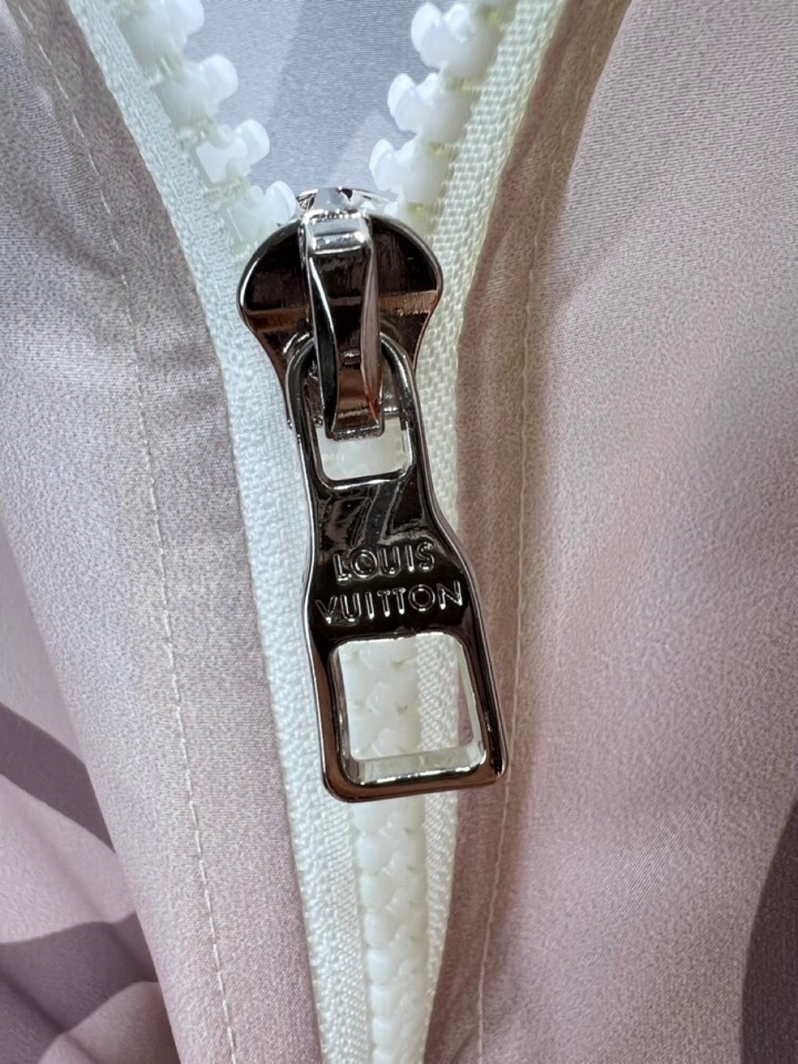 Louis Vuitton 路易威登 Lv 驴牌新款男士数码印花连帽套装，考究的剪裁是品牌工坊精湛工艺的