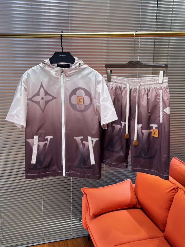 Louis Vuitton 路易威登 Lv 驴牌新款男士数码印花连帽套装，考究的剪裁是品牌工坊精湛工艺的