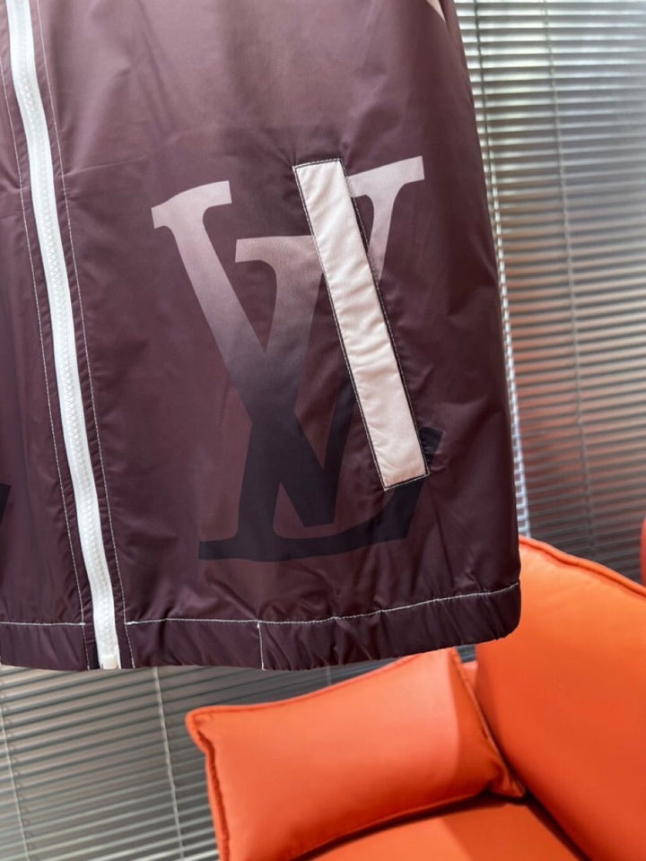 Louis Vuitton 路易威登 Lv 驴牌新款男士数码印花连帽套装，考究的剪裁是品牌工坊精湛工艺的