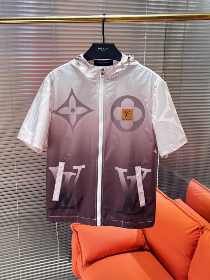 Louis Vuitton 路易威登 Lv 驴牌新款男士数码印花连帽套装，考究的剪裁是品牌工坊精湛工艺的