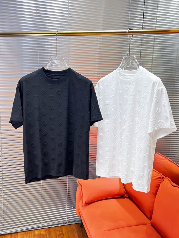 Dolce & Gabbana 杜嘉班纳满印提花短袖圆领T恤，采用80支双股100%精梳长绒棉，双龙头大