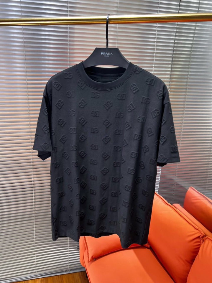 Dolce & Gabbana 杜嘉班纳满印提花短袖圆领T恤，采用80支双股100%精梳长绒棉，双龙头大