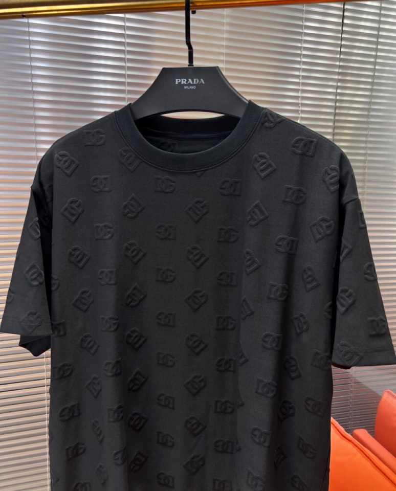 Dolce & Gabbana 杜嘉班纳满印提花短袖圆领T恤，采用80支双股100%精梳长绒棉，双龙头大