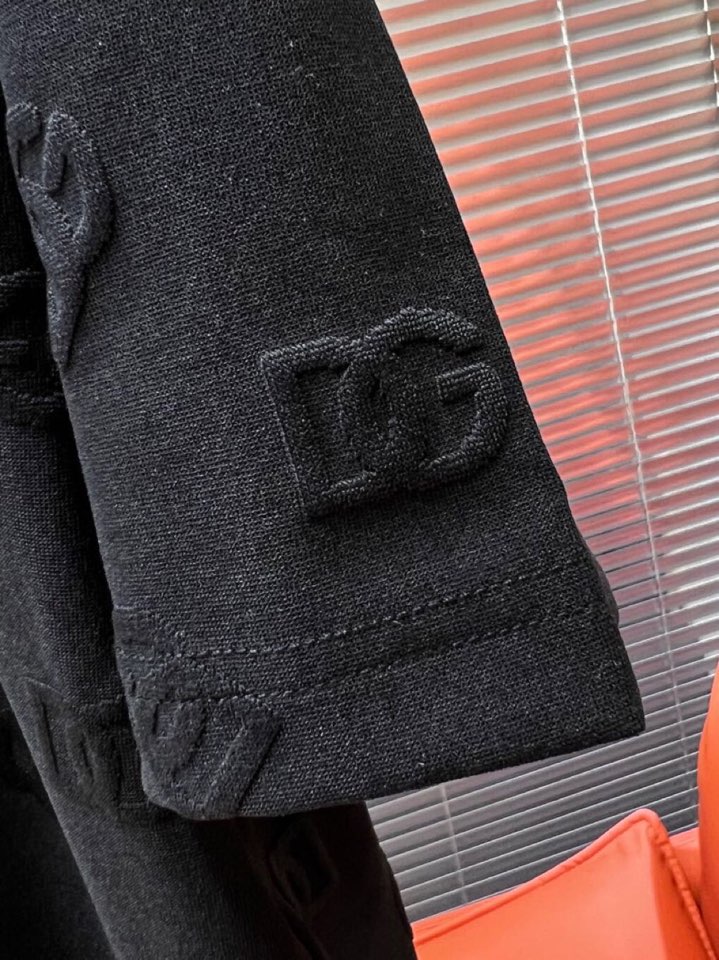 Dolce & Gabbana 杜嘉班纳满印提花短袖圆领T恤，采用80支双股100%精梳长绒棉，双龙头大