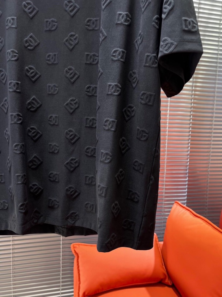 Dolce & Gabbana 杜嘉班纳满印提花短袖圆领T恤，采用80支双股100%精梳长绒棉，双龙头大