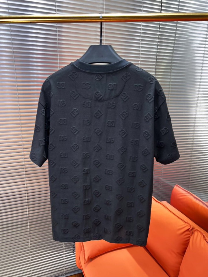 Dolce & Gabbana 杜嘉班纳满印提花短袖圆领T恤，采用80支双股100%精梳长绒棉，双龙头大