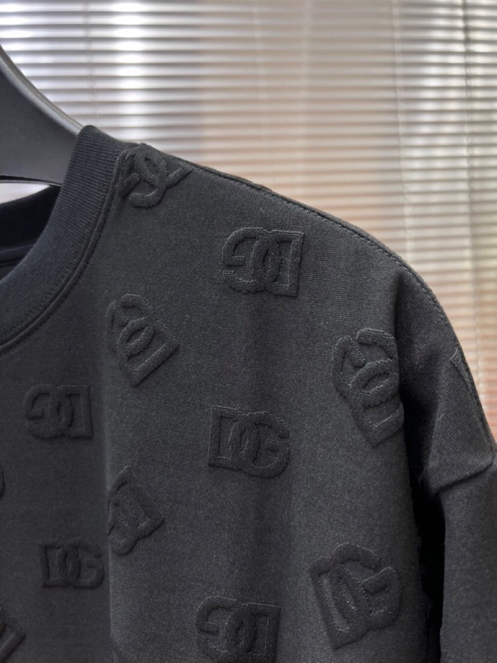 Dolce & Gabbana 杜嘉班纳满印提花短袖圆领T恤，采用80支双股100%精梳长绒棉，双龙头大