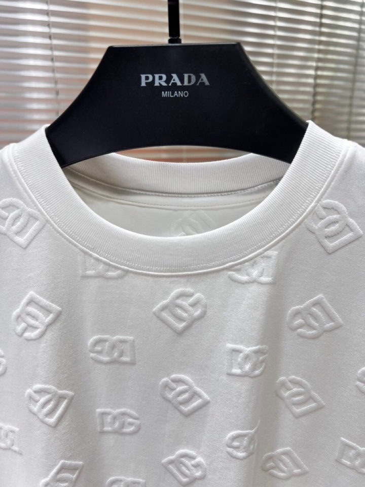 Dolce & Gabbana 杜嘉班纳满印提花短袖圆领T恤，采用80支双股100%精梳长绒棉，双龙头大