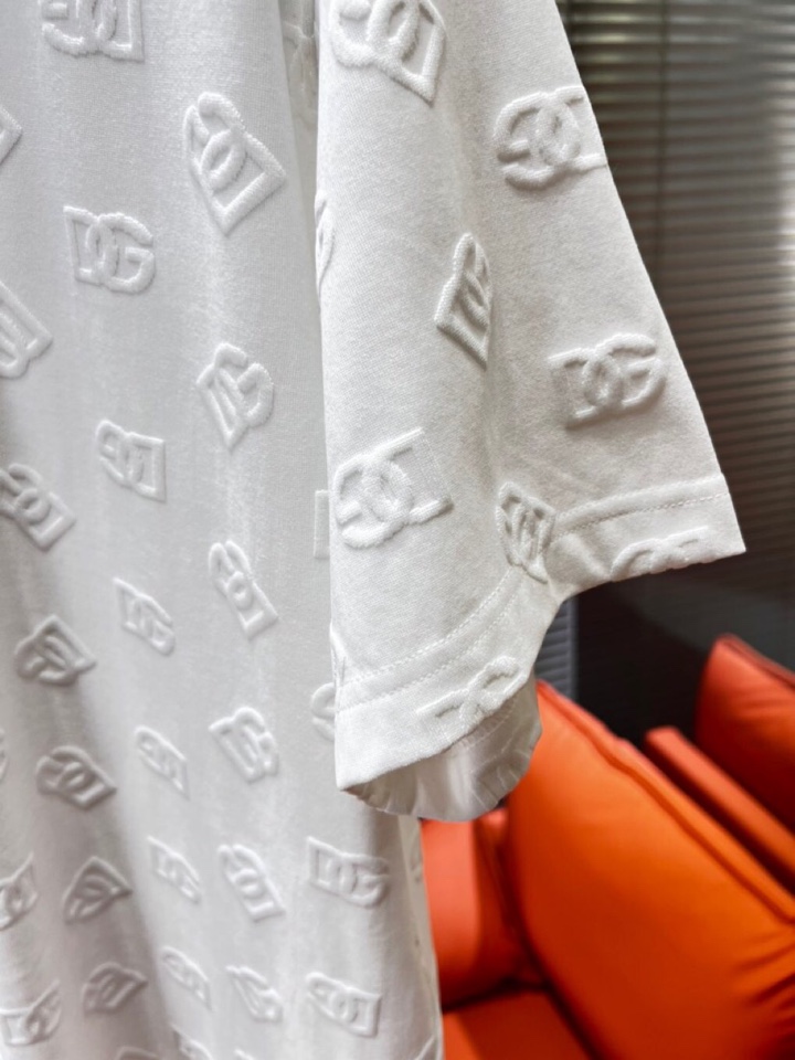 Dolce & Gabbana 杜嘉班纳满印提花短袖圆领T恤，采用80支双股100%精梳长绒棉，双龙头大