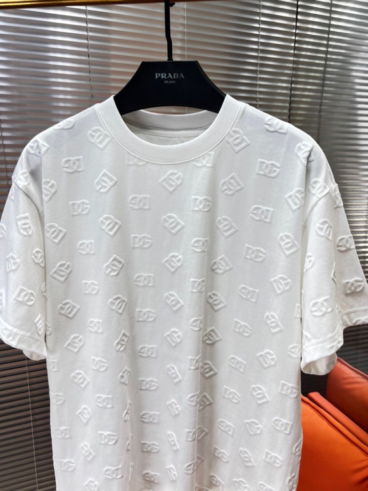 Dolce & Gabbana 杜嘉班纳满印提花短袖圆领T恤，采用80支双股100%精梳长绒棉，双龙头大