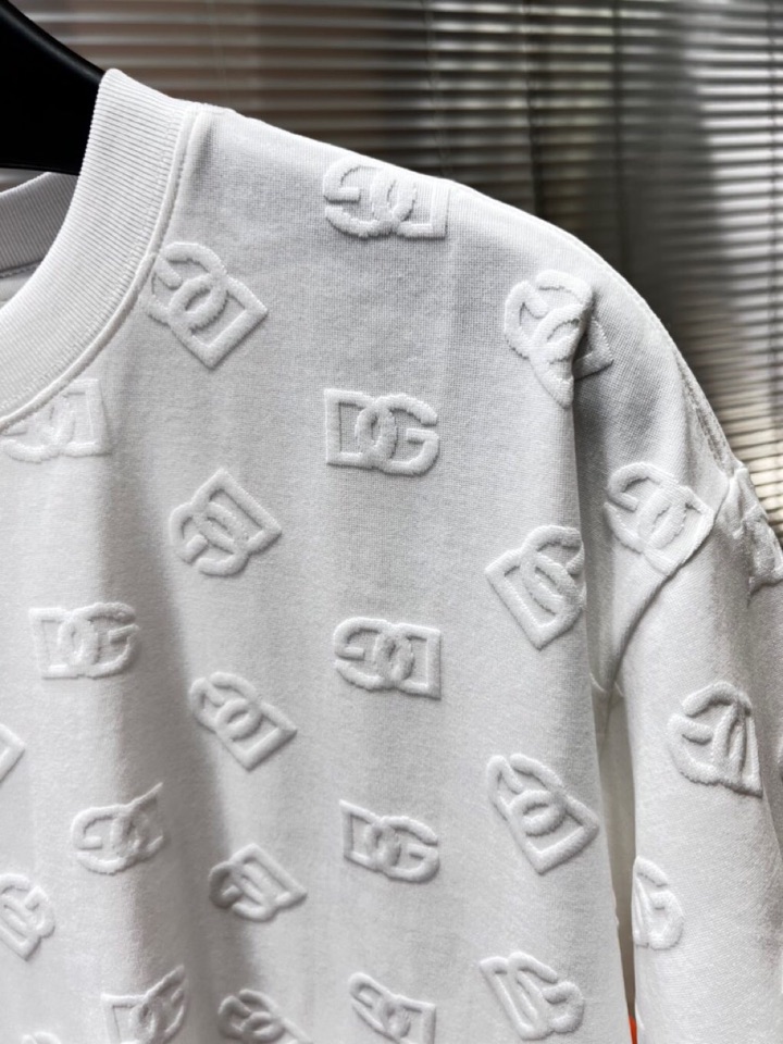 Dolce & Gabbana 杜嘉班纳满印提花短袖圆领T恤，采用80支双股100%精梳长绒棉，双龙头大