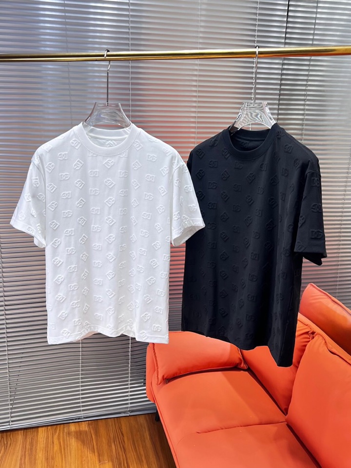 Dolce & Gabbana 杜嘉班纳满印提花短袖圆领T恤，采用80支双股100%精梳长绒棉，双龙头大