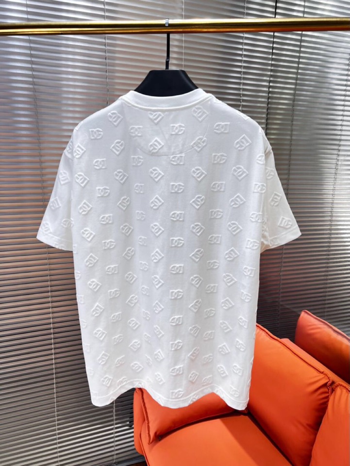 Dolce & Gabbana 杜嘉班纳满印提花短袖圆领T恤，采用80支双股100%精梳长绒棉，双龙头大