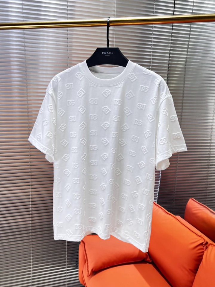 Dolce & Gabbana 杜嘉班纳满印提花短袖圆领T恤，采用80支双股100%精梳长绒棉，双龙头大