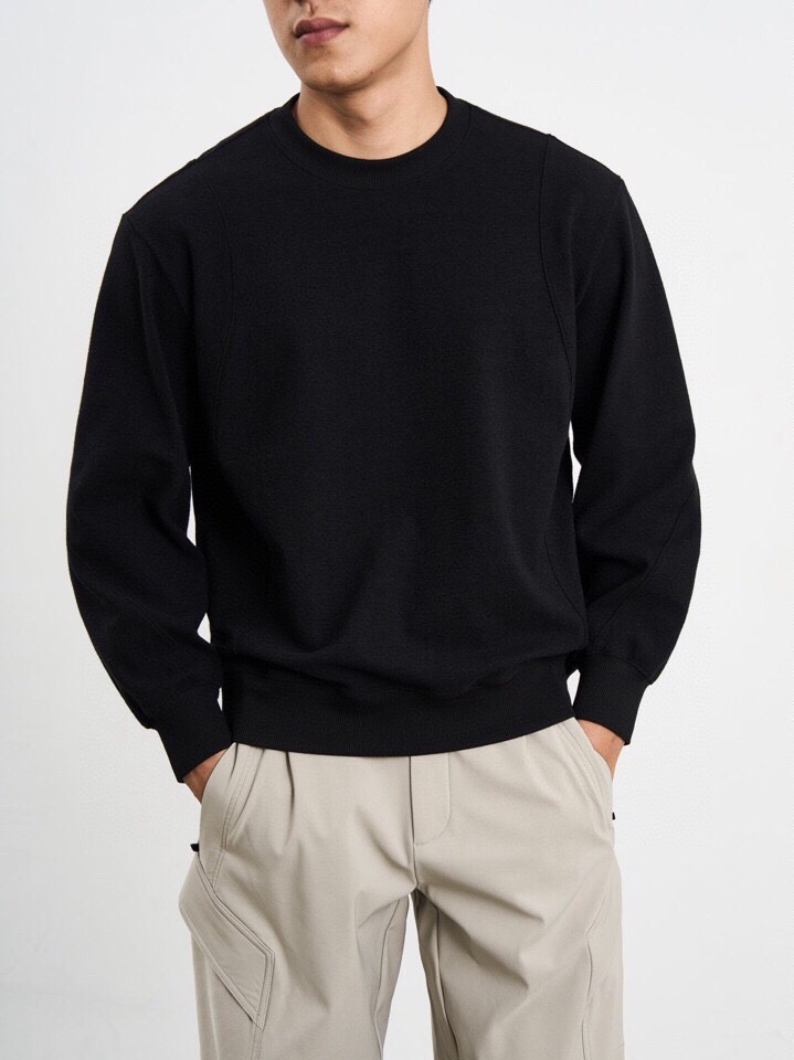 Armani 阿玛尼2025秋冬毛圈微阔圆领卫衣，潮流时尚感。270克重蓄热陶瓷磨针织机理感面料。采用创