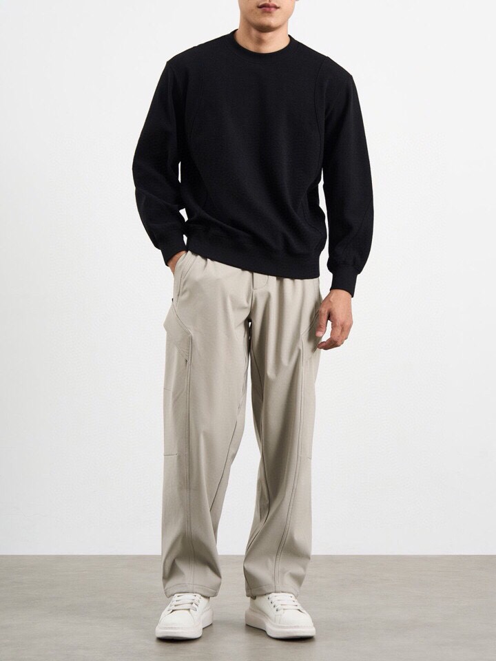 Armani 阿玛尼2025秋冬毛圈微阔圆领卫衣，潮流时尚感。270克重蓄热陶瓷磨针织机理感面料。采用创