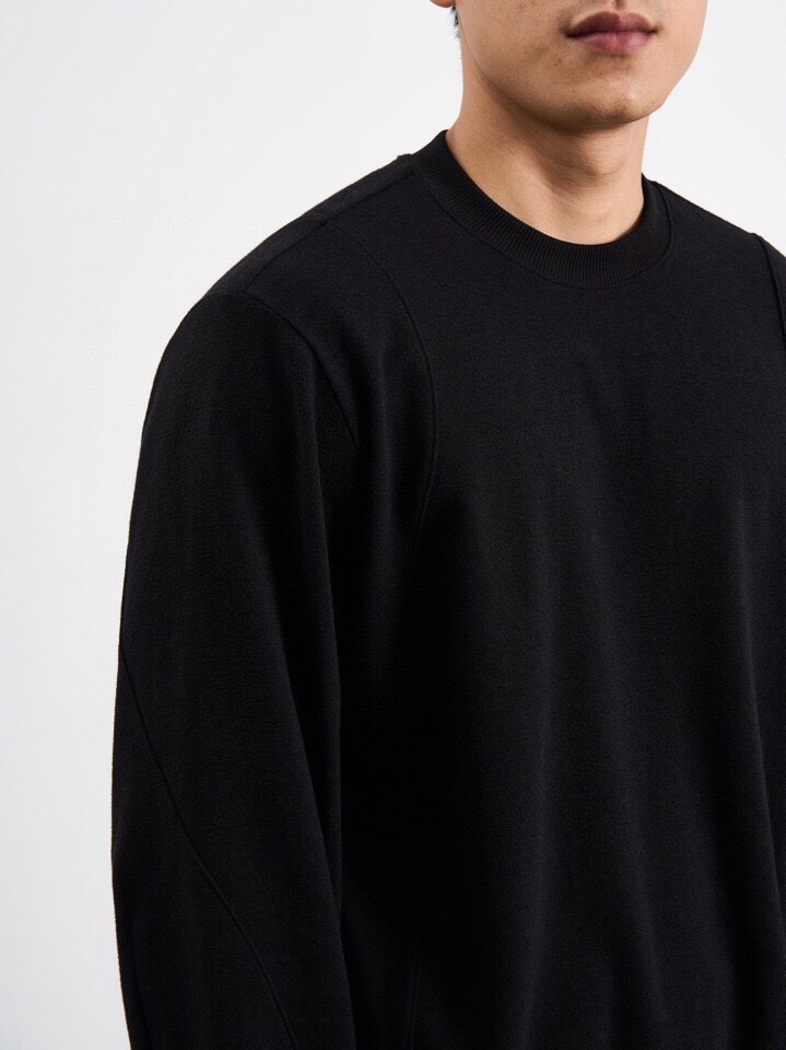 Armani 阿玛尼2025秋冬毛圈微阔圆领卫衣，潮流时尚感。270克重蓄热陶瓷磨针织机理感面料。采用创