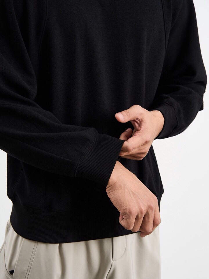 Armani 阿玛尼2025秋冬毛圈微阔圆领卫衣，潮流时尚感。270克重蓄热陶瓷磨针织机理感面料。采用创