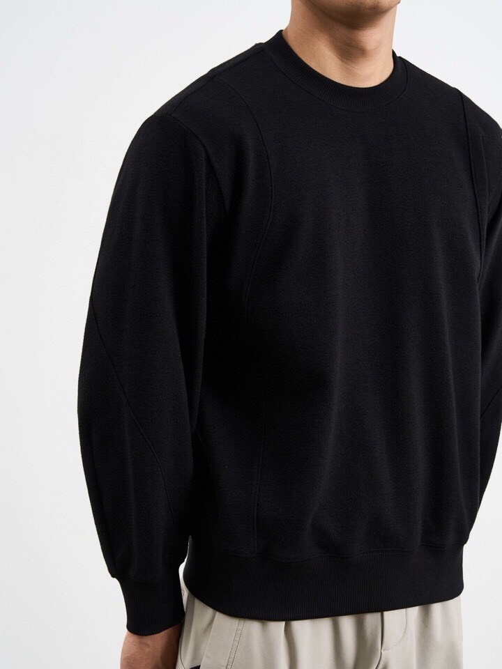 Armani 阿玛尼2025秋冬毛圈微阔圆领卫衣，潮流时尚感。270克重蓄热陶瓷磨针织机理感面料。采用创