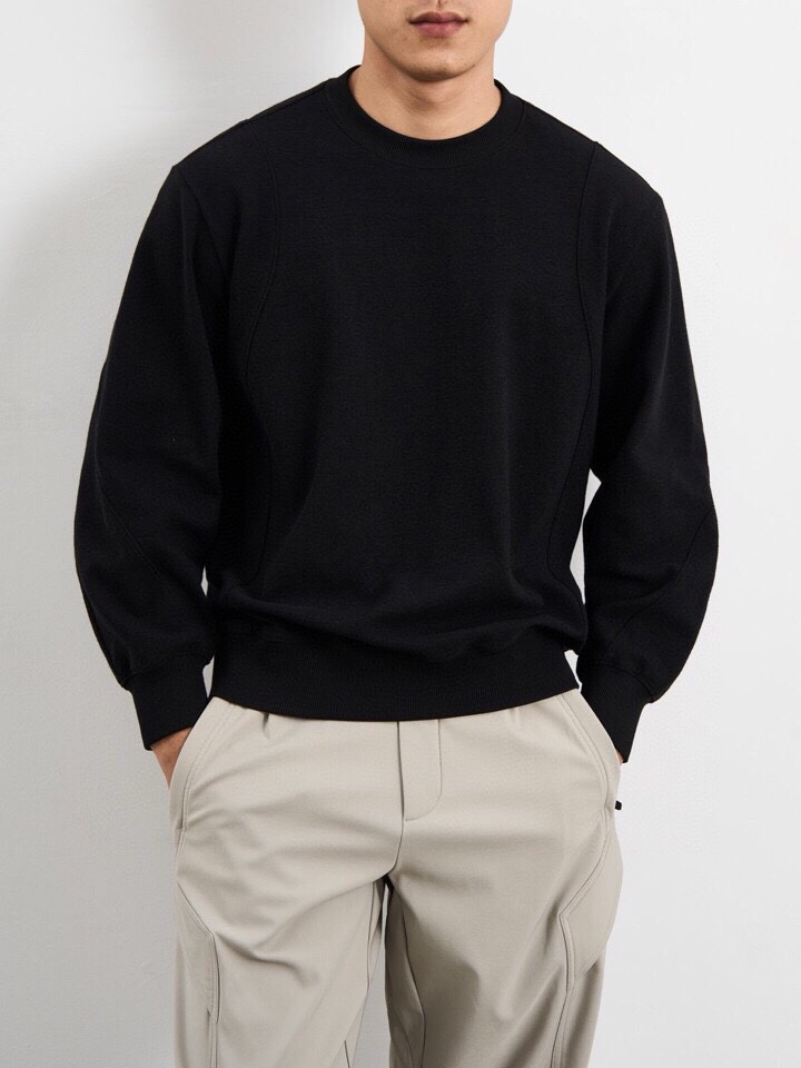 Armani 阿玛尼2025秋冬毛圈微阔圆领卫衣，潮流时尚感。270克重蓄热陶瓷磨针织机理感面料。采用创