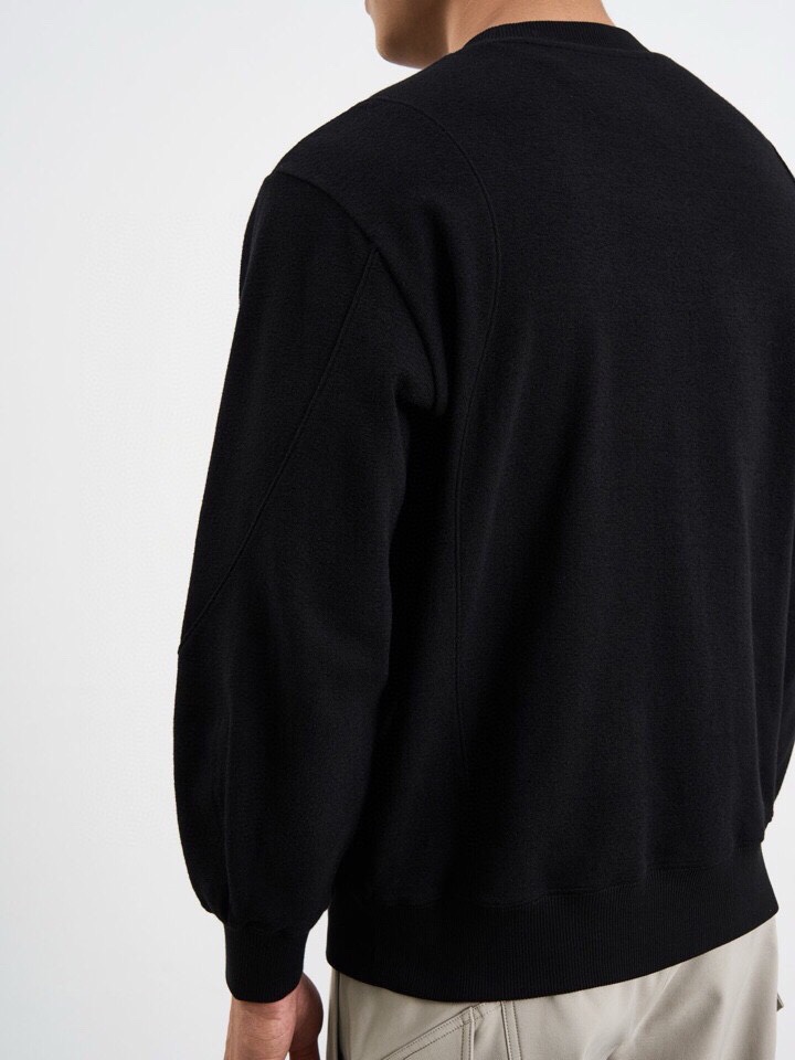 Armani 阿玛尼2025秋冬毛圈微阔圆领卫衣，潮流时尚感。270克重蓄热陶瓷磨针织机理感面料。采用创