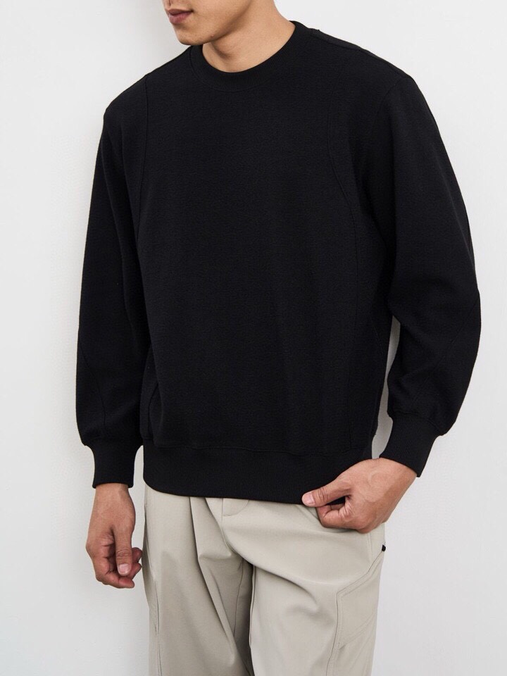 Armani 阿玛尼2025秋冬毛圈微阔圆领卫衣，潮流时尚感。270克重蓄热陶瓷磨针织机理感面料。采用创