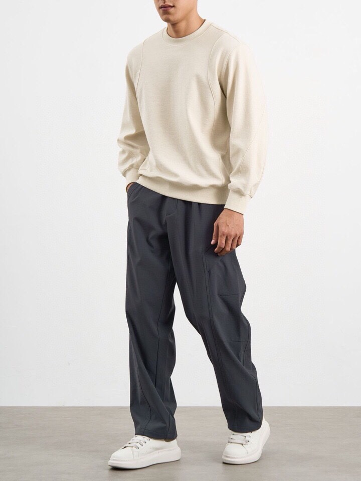 Armani 阿玛尼2025秋冬毛圈微阔圆领卫衣，潮流时尚感。270克重蓄热陶瓷磨针织机理感面料。采用创