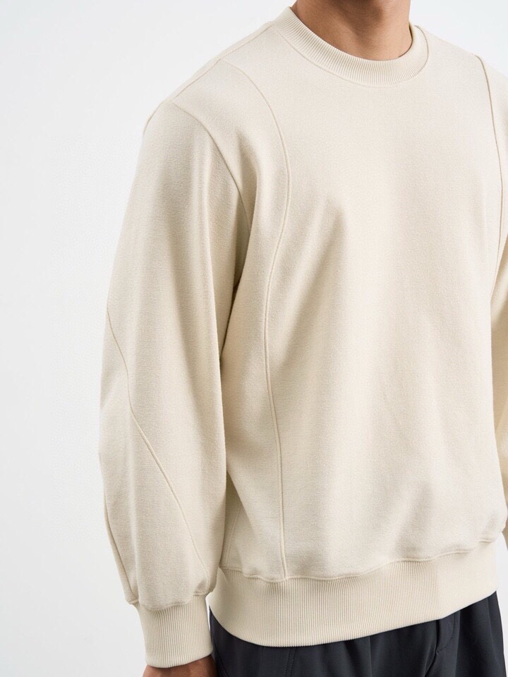 Armani 阿玛尼2025秋冬毛圈微阔圆领卫衣，潮流时尚感。270克重蓄热陶瓷磨针织机理感面料。采用创