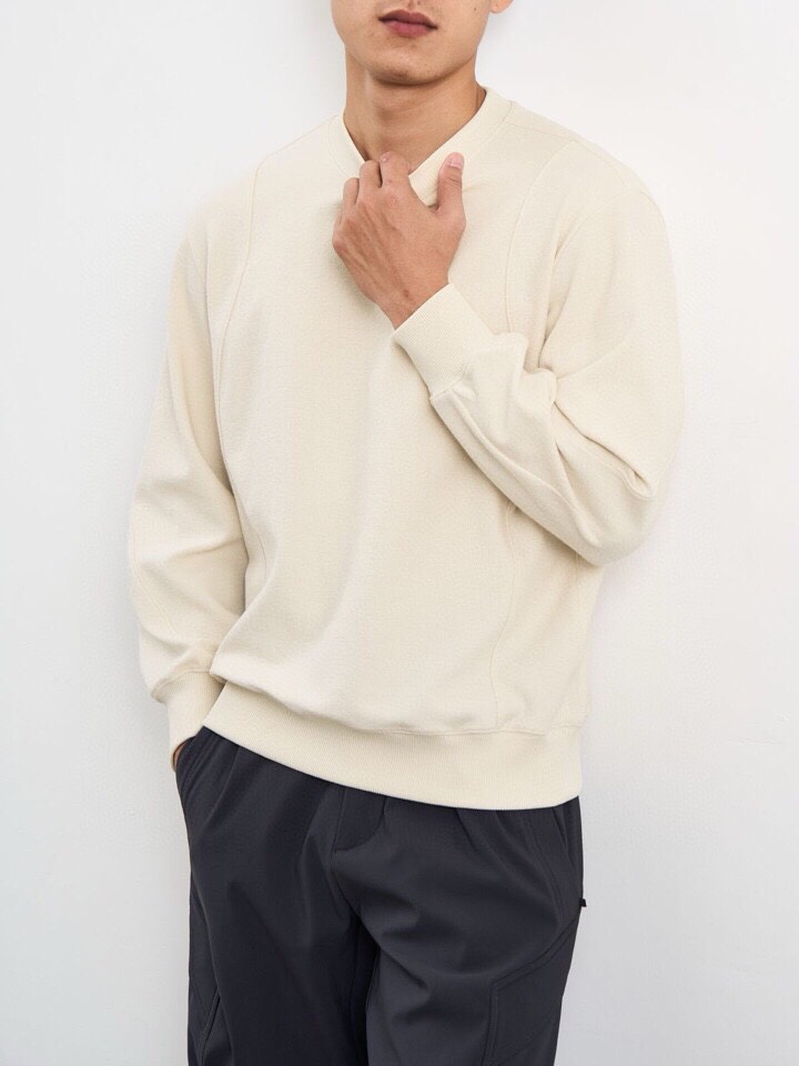 Armani 阿玛尼2025秋冬毛圈微阔圆领卫衣，潮流时尚感。270克重蓄热陶瓷磨针织机理感面料。采用创