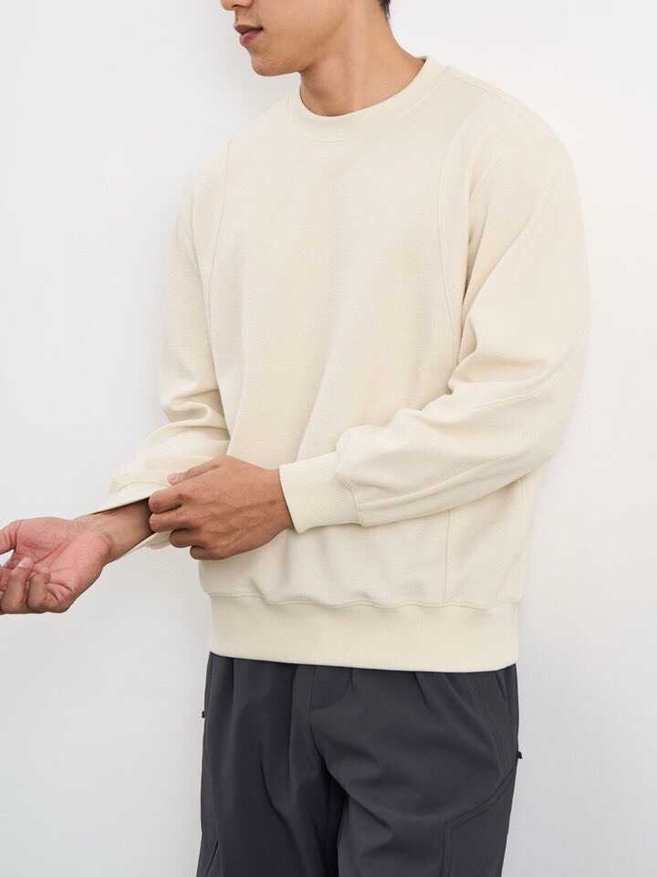 Armani 阿玛尼2025秋冬毛圈微阔圆领卫衣，潮流时尚感。270克重蓄热陶瓷磨针织机理感面料。采用创