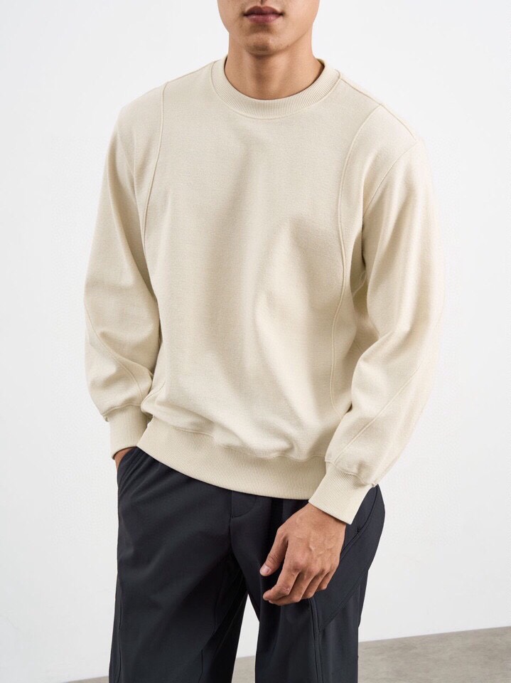 Armani 阿玛尼2025秋冬毛圈微阔圆领卫衣，潮流时尚感。270克重蓄热陶瓷磨针织机理感面料。采用创